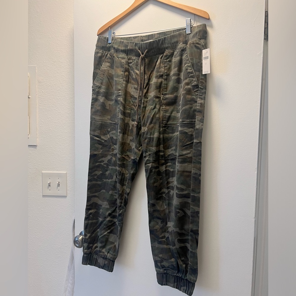 NWT The Pocket Jogger for Anthropologie by Cloth and Stone, Camouflage, Large